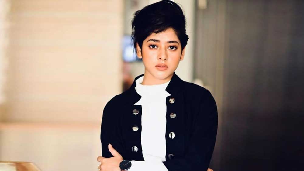 সম্প্রতি নিজের চেহারায় বদল এনেছেন। চুল ছোট করে কাটা। রানিমা থেকে সরে আসার ভাবনা আছে মনে। জানেন ধারাবাহিক এক দিন শেষ হবে। এ বার এমন চরিত্র করতে চান যাতে রাশভারী ইমেজটা সম্পূর্ণ মুছে যায়।