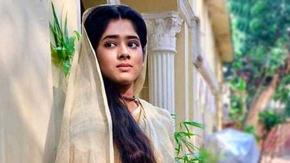 ব্যক্তিত্ব, আভিজাত্য, সাবেকিয়ানার মেলবন্ধনে আপাতত দিতিপ্রিয়ায় বুঁদ বাঙালির সান্ধ্যকালীন অবসর। সাংসারিক কূটকচালি থেকে টিআরপি-র চুম্বক এক প্রাচীন আখ্যানে। যে আখ্যান দেখিয়েছে গ্রাম্য কিশোরী থেকে দাপুটে কর্ত্রীতে রূপান্তর। বয়সের বেড়াজাল পেরিয়ে এই উত্তরণে চাবিকাঠি হল অভিনয় আর অভিনীত চরিত্রের প্রতি ভালবাসা। সেটাই দেখিয়ে দিয়েছেন বঙ্গজ বিনোদনের নতুন শীর্ষ, দিতিপ্রিয়া রায়।