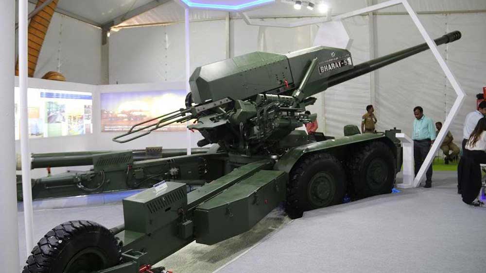 শৈলেন্দ্র যে কামানটিকে বিশ্বসেরা বলে উল্লেখ করেছেন, ৮ বছর আগে পূর্বতন ইউপিএ জমানায় তার যাত্রা শুরু। প্রতিরক্ষা ক্ষেত্রে ভারতকে ‘আত্মনির্ভর’ করে তুলতে এই কামানই কাজে আসবে বলে মত বিশেষজ্ঞদের। ভারত ফোর্জ লিমিটেড এবং টাটা পাওয়ার এসইডি, যৌথ ভাবে এই প্রকল্পে যুক্ত। প্রকল্পে যোগ দেওয়ার মাত্র ৩০ মাসের মধ্যে প্রথম দেশীয় প্রযুক্তির কামানটি তৈরি করে ফেলতে সক্ষম হয় তারা।