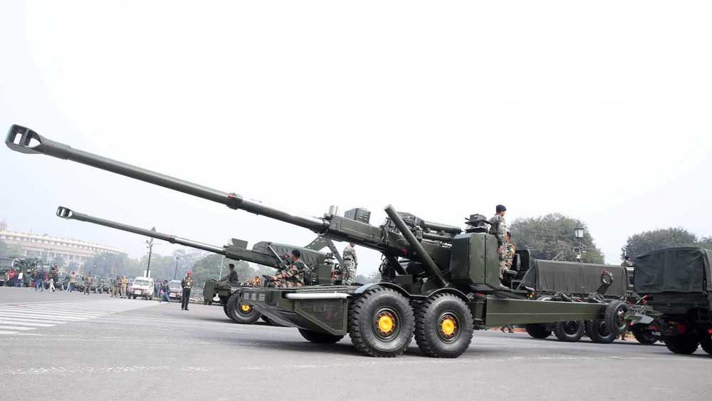 তার পর থেকে গত ৪ বছরে এটিএজিএস কামান নিয়ে ব্যাপক পরীক্ষা নিরীক্ষা হয়েছে। সেনাবাহিনীর হাতে থাকা সমস্ত কামানের মধ্যে এখনও পর্যন্ত এই কামানটিকেই এগিয়ে রাখছেন সকলে। কারণ গোটা বিশ্বে আর কোনও হাউইৎজার কামান বাই মডিউলার চার্জ সিস্টেম জোন৭ গোলা ছুড়তে পারে না।