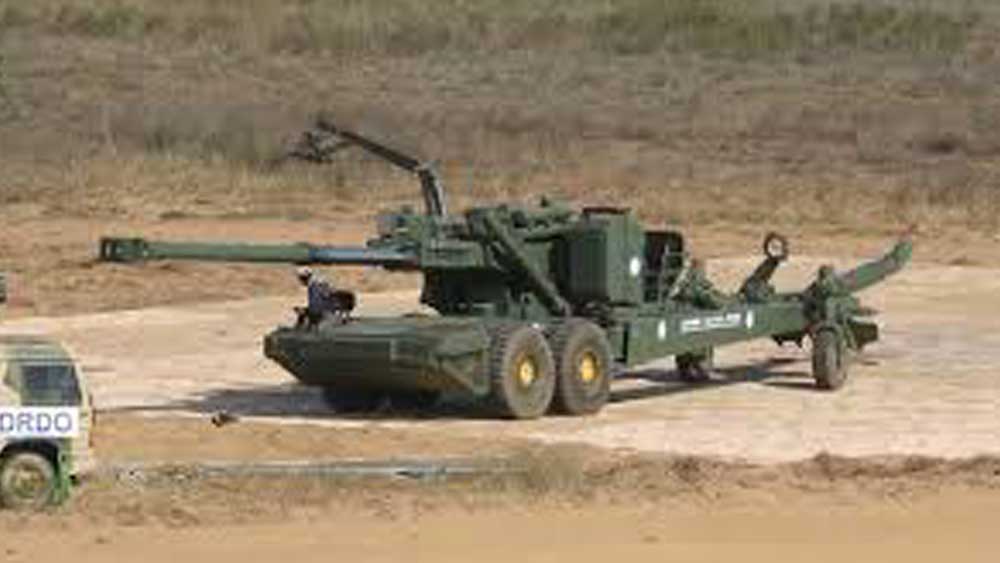 শুধু তাই নয়, ১৫৫ মিলিমিটার ব্যাস যুক্ত নল রয়েছে যে সমস্ত কামানে, তার মধ্যে একমাত্র এটিএজিএস-ই ৪৮ কিলোমিটার পর্যন্ত দূরত্বে আঘাত হানতে সক্ষম। এ ছাড়াও এই কামানে অক্সিলারি পাওয়ার মোড, স্বয়ংক্রিয় নির্দেশ এবং নিয়ন্ত্রণের ব্যবস্থা রয়েছে। ‘ওয়্যারলেস স্টেট অব দ্য আর্ট কমিউনিকেশন সিস্টেম’ও রয়েছে এই কামান প্রযুক্তিতে। তার মাধ্যমে যুদ্ধক্ষেত্রে প্রত্যেকটি কামান প্রযুক্তির মধ্যে সংযোগ বজায় থাকে। এমনকি রাতের অন্ধকার ভেদ করে শত্রুপক্ষকে খুঁজে বার করার জন্য প্রয়োজনীয় নাইট ভিশন প্রযুক্তিও রয়েছে।