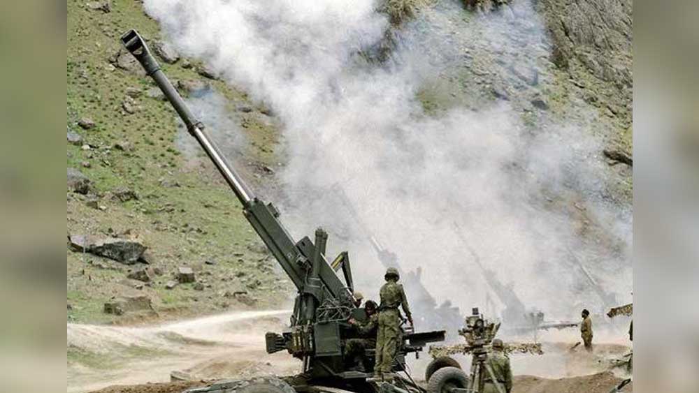 এতদিন ভারতীয় সেনাবাহিনী বফর্সের কামানের প্রতি অনুরক্ত ছিল। ১৯৯৯ সালের কার্গিল যুদ্ধে সেটি ব্যাপক সাফল্য এনে দিয়েছিল। কিন্তু এটিএজিএস-কে বফর্সের চেয়েও এগিয়ে রাখছে ডিআরডিও। কারণ বফর্স মাত্র ৩২ কিলোমিটার পর্যন্তই লক্ষ্যবস্তুতে আঘাত হানতে পারে। তাই বিদেশ থেকে অস্ত্রশস্ত্র না কিনে দেশীয় প্রযুক্তিকে কাজে লাগিয়েই অস্ত্রভাণ্ডার তৈরির পক্ষে অনেকে।