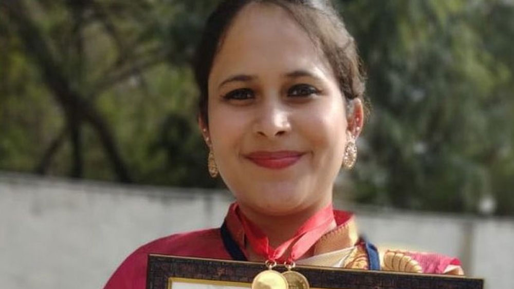 দু’চোখে ভরা বিচারক হওয়ার স্বপ্ন। সেই স্বপ্নে ভর করে গোয়ালে বসেই দিন-রাত এক করে আইন নিয়ে পড়াশোনা করতেন। সেই পরিশ্রমেরই ফল পেতে চলেছেন তিনি।