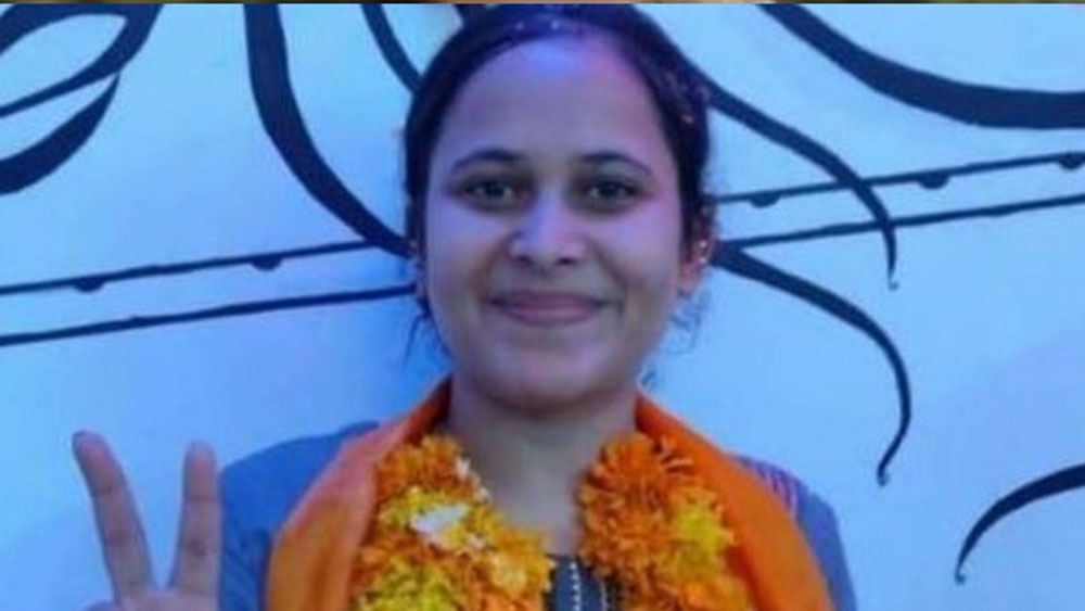 রাজস্থানের উদয়পুরের মেয়ে সোনাল। বাবা দুধ বেচে জীবিকা নির্বাহ করেন। দুধ বেচার টাকাতেই সংসারের যাবতীয় খরচ চালান তিনি। তার উপর ছেলেমেয়েদের পড়াশোনার খরচ তো রয়েছেই।