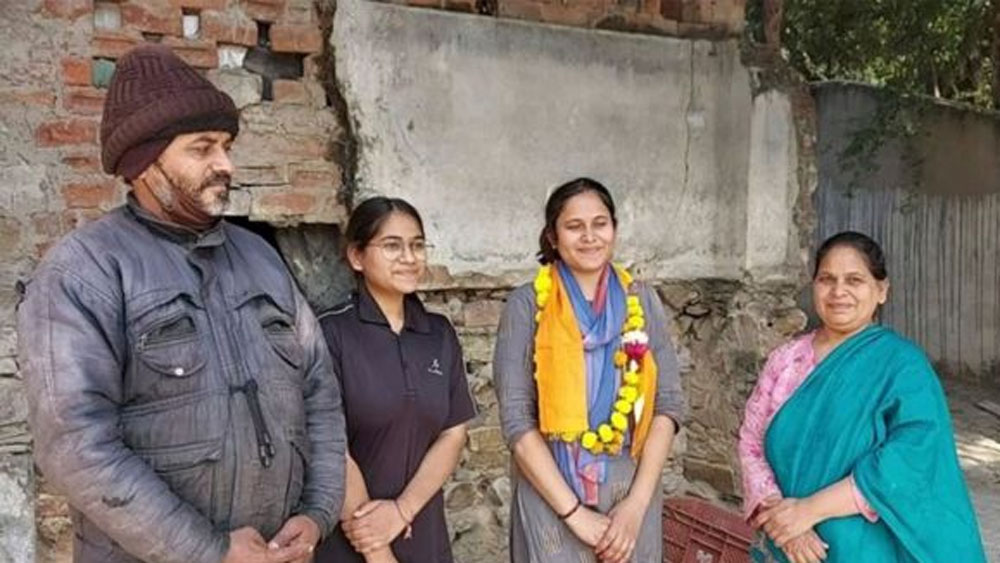 ছোট থেকেই বাবাকে কাজে সাহায্য করেন সোনাল। রোজ ভোর ৪টেয় ঘুম ভাঙে তাঁর। উঠে বাবার সঙ্গে গোয়ালে চলে যান তিনি।