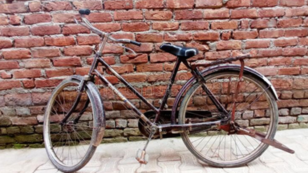 অভাবের সংসারে কোনওদিন কোচিং সেন্টার বা টিউশন নিতে পারেননি। সাইকেল চালিয়ে সময়ের অনেক আগেই কলেজে পৌঁছে যেতেন। সেখানে লাইব্রেরিতে বসে নোট নিতেন। পড়াশোনা এগিয়েছিল এ ভাবেই।