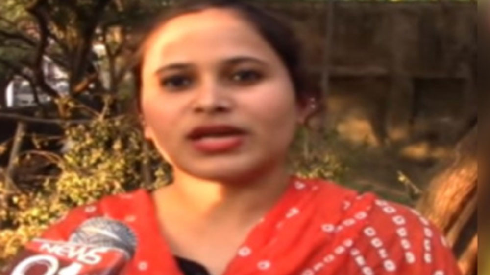 অনেক সময়ই তিনি স্কুলে যেতেন জুতোয় গোবর লেগে থাকত। সারা গায়েও যেন গোবরের গন্ধ মিশে থাকত তাঁর। দুধওয়ালার মেয়ে হিসাবে শুনতে হয়েছে কটাক্ষও।