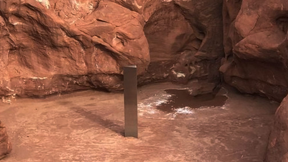 মোনোলিথ কী? ‘মোনো’ শব্দ এসেছে গ্রিক ‘মোনোস’ থেকে। এর অর্থ হল এক। একটি বড় পাথর বা শিলাখণ্ডের অবস্থানকে বলা হয় মোনোলিথ।