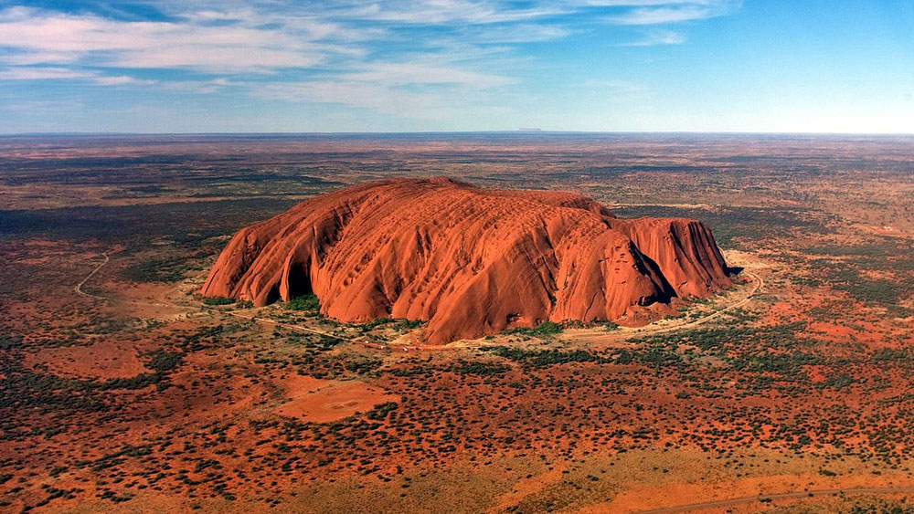অনেক ক্ষেত্রে দীর্ঘ দিন আবহবিকারের ফলে কোনও বড় পাহাড় ক্ষয়ে ক্ষয়ে মোনোলিথের আকার ধারণ করে। বিশ্বের বৃহত্তম প্রাকৃতির মোনোলিথ আছে উত্তর অস্ট্রেলিয়ার উলুরুতে।
