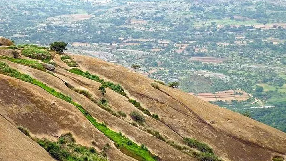 পাশাপাশি বিশ্বের বাকি প্রাকৃতিক মনোলিথের মধ্যে বিখ্যাত হল গ্রিসের রোডস দ্বীপ, নামিবিয়ার ব্র্যান্ডবার্গ পাহাড় এবং ব্রাজিলের রিও ডি জেনেইরোর গাভিয়া পাথর। বেঙ্গালুরু থেকে ৬০ কিমি উত্তরে ‘শাওনদুর্গা’ টিলা ভারত তথা বিশ্বের উল্লেখযোগ্য মোনোলিথ।