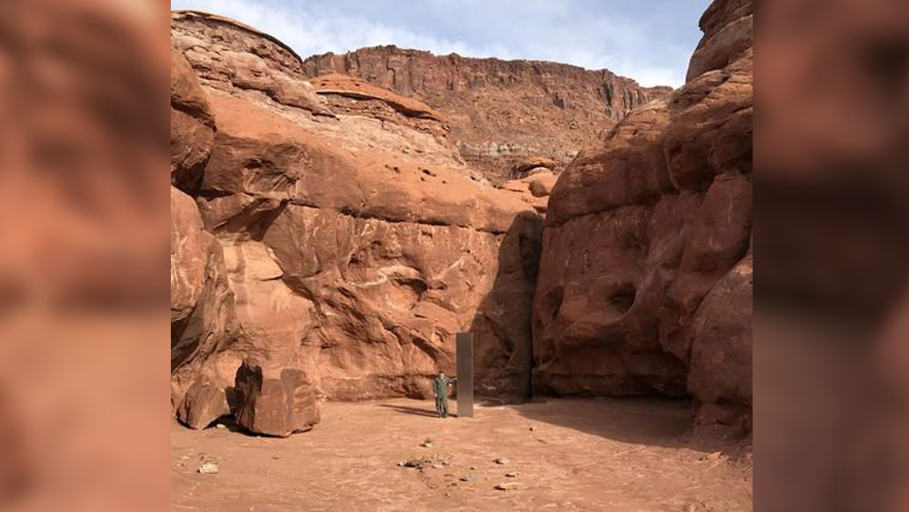 সাম্প্রতিক অতীতে সবথেকে প্রথমে কৃত্রিম মোনোলিথের খবর আসে আমেরিকার উটাহ থেকে। সান জুয়ান কাউন্টির উত্তরে বেলেপাথরের গিরিখাতে ৯ ফুট ৮ ইঞ্চির একটি ধাতব নির্মাণ আবিষ্কৃত হয়।