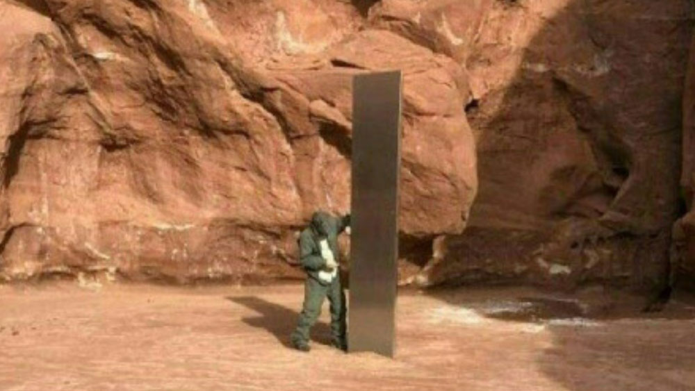 মনে করা হচ্ছে, জনশূন্য প্রান্তরে এই মোনোলিথ বসানো হয়েছিল ২০১৬ সালের জুলাই বা অক্টোবরের মাঝামাঝি কোনও একটা সময়ে। তবে জনসমক্ষে এসেছে ২০২০ সালের নভেম্বরে। সে সময় কয়েক জন জীববিজ্ঞানী ওই এলাকার উপর দিয়ে হেলিকপ্টারে করে টহল দিচ্ছিলেন। বড় শিংওয়ালা বুনো ভেড়ার খোঁজে চলছিল তাঁদের অনুসন্ধান। সে সময়েই তাঁদের চোখে পড়ে মোনোলিথটি।