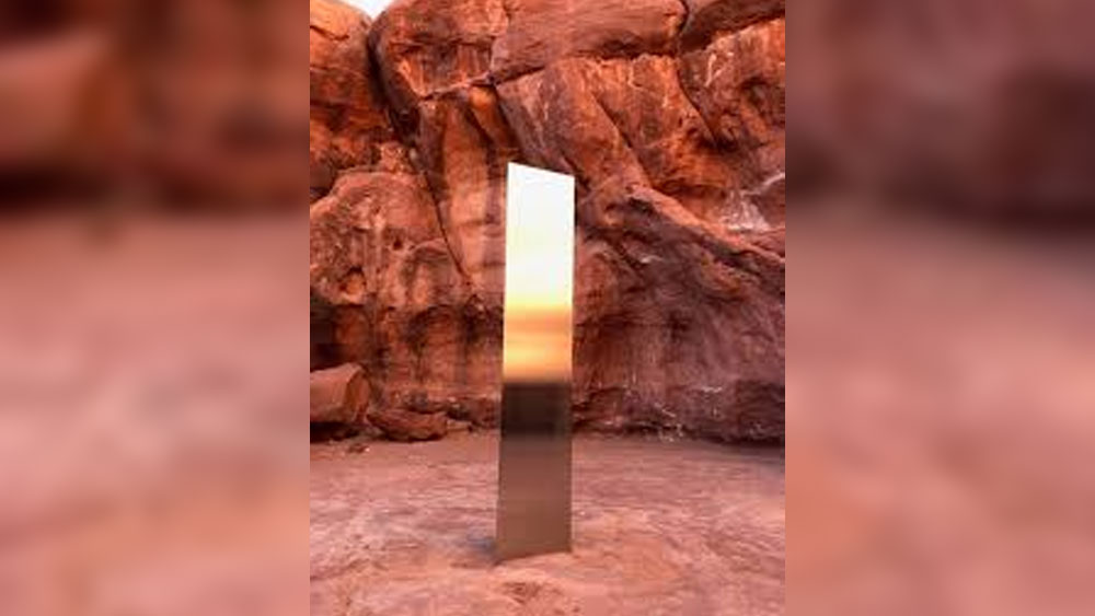 উল্লম্ব অথচ ত্রিকোণবিশিষ্ট মোনোলিথটি স্টেনলেস স্টিল অথবা অ্যালুমিনিয়মে নির্মিত বলে মনে করা হয়েছিল। ওই জনবিরল জায়গায় কোথা থেকে মোনোলিথ এল, তা নিয়ে বিস্তর জলঘোলা হয়েছে।