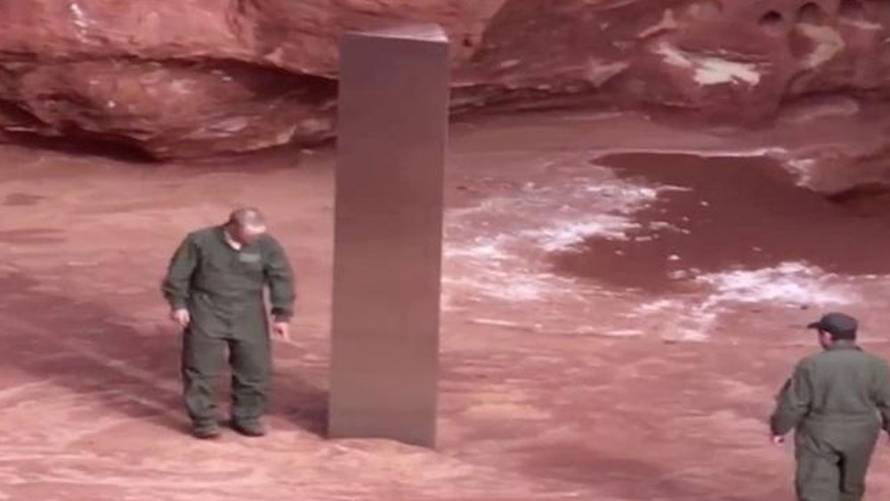 স্বভাবতই ভিনগ্রহীদের সম্ভাবনার কথা ভিড় করেছে মানুষের কল্পনায়। তবে যে কপ্টারচালকের চোখে প্রথম মোনোলিথ ধরা পড়েছিল, সেই ব্রেট হাচিংসের ধারণা, এটা কোনও শিল্পীর তৈরি।