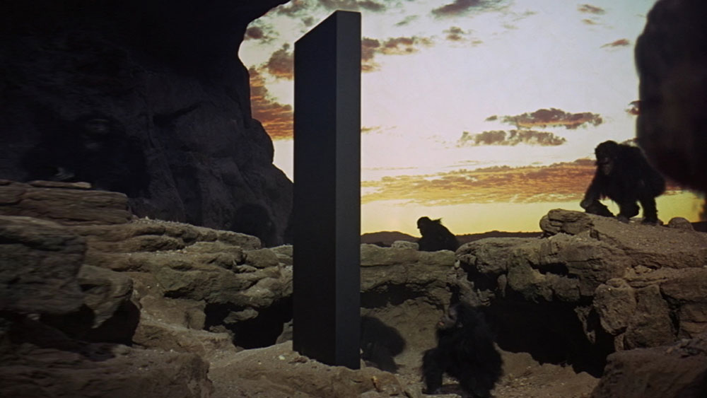 আবার হাচিংস মজা করে এ-ও বলেন, ‘২০০১: এ স্পেস ওডিসি’ ছবির কোনও ভক্তই ওই মোনোলিথ বসিয়েছেন। প্রসঙ্গত ১৯৬৮ সালে মুক্তিপ্রাপ্ত কল্পবিজ্ঞানভিত্তিক এই ছবি তৈরি হয়েছিল বিখ্যাত কল্পবিজ্ঞান লেখক আর্থার সি ক্লার্কের লেখা ‘দ্য সেন্টিনেল’ ছোটগল্প থেকে। ছবির একজন চিত্রনাট্যকারও ছিলেন ক্লার্ক।