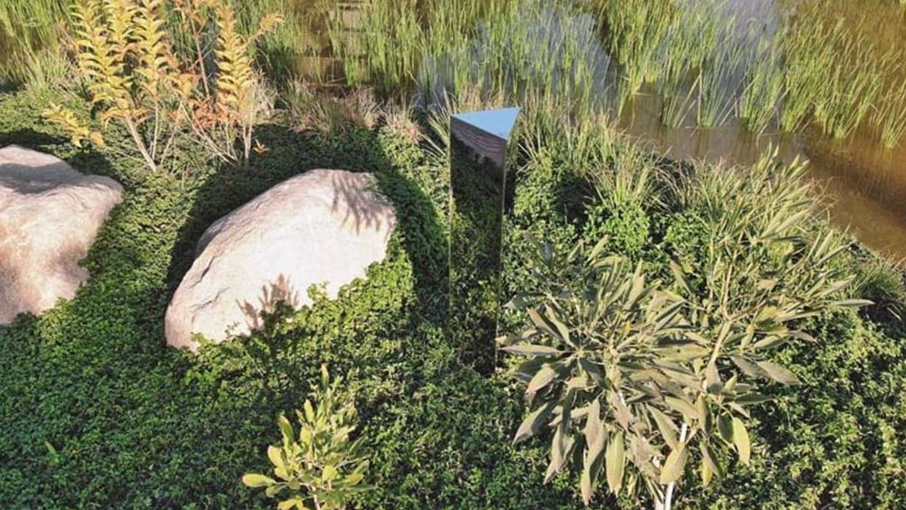 বাদ যায়নি ভারতও। গুজরাতে আমদাবাদের প্রাণকেন্দ্রে অভিজাত এলাকায় সিম্ফনি ফরেস্ট পার্ক থেকে মোনোলিথের খবর পাওয়া যায়। উল্লম্ব প্রিজম আকৃতির ধাতব মোনোলিথের গায়ে কিছু লেখা আছে বলেও জানা যায়।