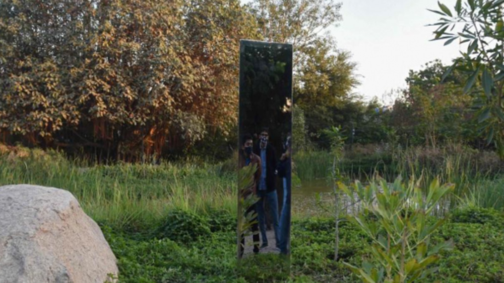 কল্পবিজ্ঞানের পাতা থেকে উঠে আসা মোনোলিথ শেষে আমদাবাদে হয়ে ওঠে বাগানের সাজসজ্জার অঙ্গ।