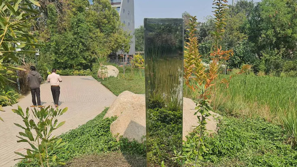 কিন্তু আমদাবাদের রহস্যের সমাধান হলেও এখনও বিশ্বের বহু মোনোলিথের রহস্য অধরা। কারা রেখে যাচ্ছে, কেনই বা সরিয়ে নেওয়া হচ্ছে সবার অজান্তে— উত্তর নেই বহু প্রশ্নেরই।