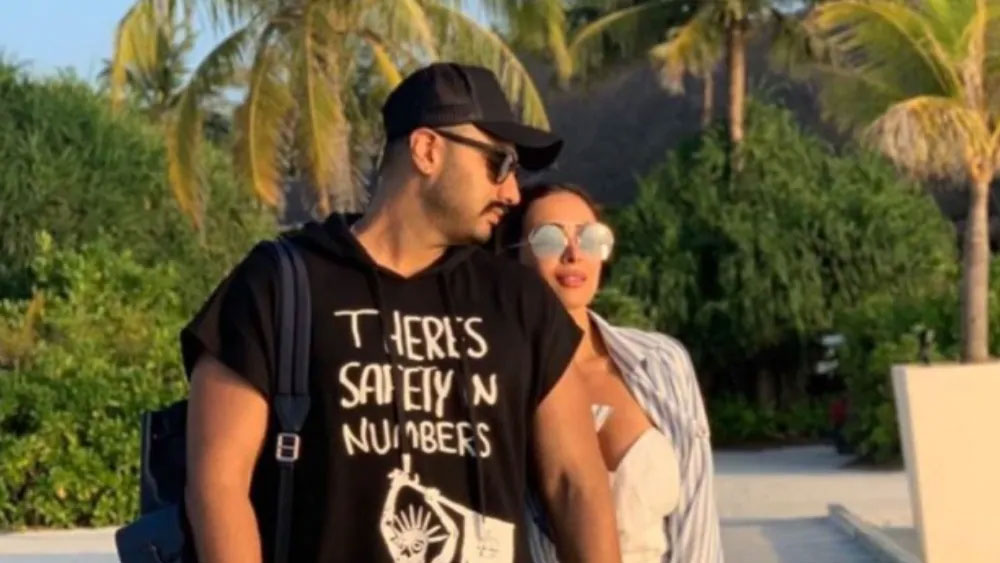 ক্রমে মালাইকার ভাল বন্ধু হয়ে পাশে দাঁড়ান অর্জুন। দাম্পত্য কলহের যাবতীয় কথা অর্জুনের সঙ্গে শেয়ার করতে শুরু করেন মালাইকা।