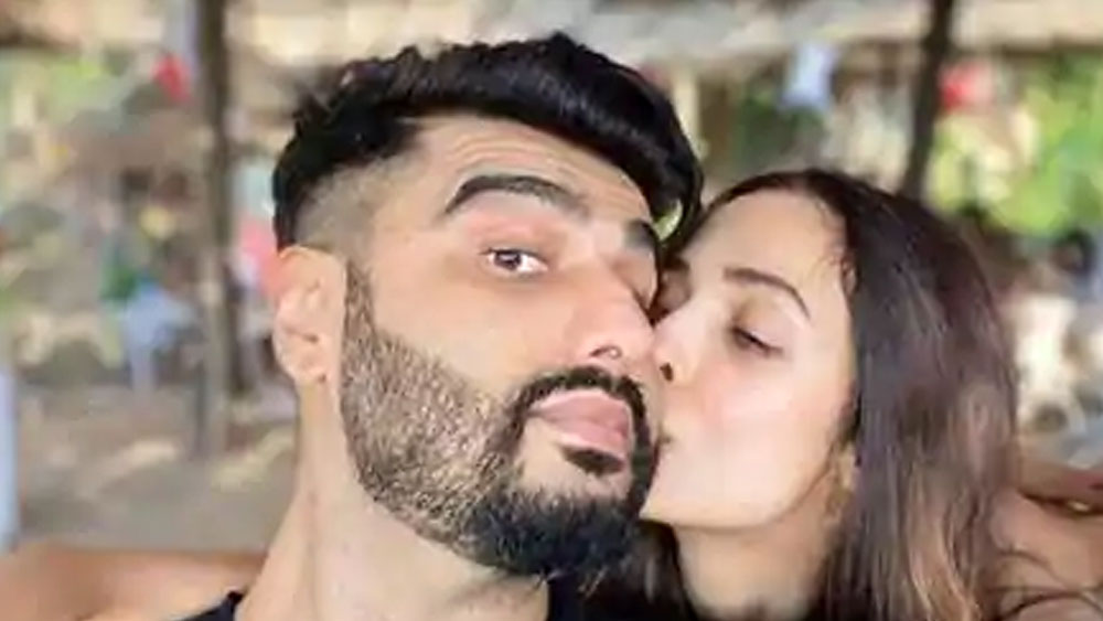 ডিভোর্সের পর পরই তাঁরা সম্পর্কের কথা স্বীকার করেন। একসঙ্গে থাকতেও শুরু করেন। প্রায় প্রতিদিনই অর্জুনে নতুন করে মুগ্ধ হন, জানিয়েছেন মালাইকা।