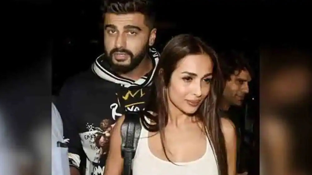 সম্প্রতি দু’জনে একসঙ্গে করোনায় আক্রান্ত হয়েছিলেন। একসঙ্গেই নিভৃতবাসে গিয়েছিলেন। অর্জুনের সঙ্গে নিভৃতবাসে থেকে তাঁর এতটাই ভাল লেগেছে তিনি নাকি আবারও অর্জুনের সঙ্গে নিভৃতবাসে যেতে প্রস্তুত, জানিয়েছিলেন মালাইকা।