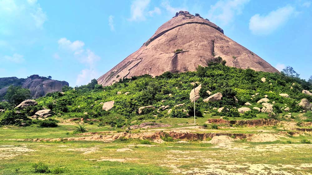 ফাঁকা: জয়চণ্ডী পাহাড়ে প্রতি বছর এখানেই প্রশিক্ষণ শিবির থাকে বিভিন্ন পর্বতারোহণ সংস্থার। ছবি: সঙ্গীত নাগ।