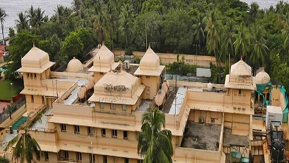 ১৯৫৭ সালে দেনার দায়ে ডুবে ওয়াঙ্কানার রাজপ্রাসাদটি মার্কিন সরকারের কাছে ৯৯৯ বছরের জন্য লিজ দেন রাজা প্রতাপ সিংহজি ঝালা। বিনিময়ে মেলে ১৮ লক্ষ টাকা। বহু বছর এই রাজপ্রাসাদই মার্কিন দূতাবাস হিসাবে পরিচিত ছিল মুম্বইবাসীর কাছে। দূতাবাস স্থানান্তরিত হওয়ায় সেই রাজপ্রাসাদের হাতবদল হল আবার।