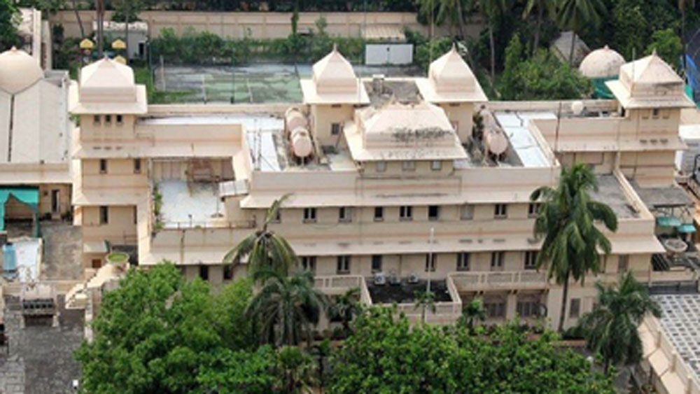 সাইরাসের কেনা এই বাড়ি এই মুহূর্তে ভারতের সবচেয়ে বেশি দামে কেনা বাড়ি হিসাবে গণ্য করা হয়। ২ একর জমির উপর তৈরি ৫০ হাজার বর্গফুটের এই বিশালাকার প্রাসাদটি মুম্বইয়ের ব্রিচ ক্যান্ডি এলাকায় ভুলাভাই দেশাই রোডে অবস্থিত।