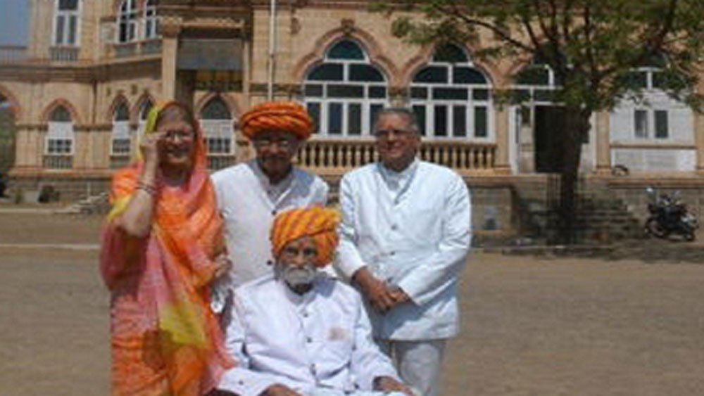 প্রতাপ সিংহজি ঝালা দেনা ও করের দায়ে ডুবে বাধ্য হয়ে মার্কিন সরকারের কাছে ৯৯৯ বছরের জন্য এই প্রাসাদকে লিজ দেন। বিগত কয়েক দশক ধরে এই জমির ক্রমবর্ধমান দাম দেখে রাজ পরিবারের আফশোস করা ছাড়া কোনও উপায় নেই। প্রতাপ সিংহের ছেলে দিগ্বিজয় সিংহ ঝালা বর্তমানে ওয়াঙ্কানারের রণজিৎ বিলাস প্যালেসে থাকেন।