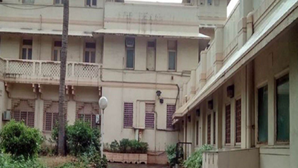 রাজপ্রাসাদ ও তার থেকে পরিবর্তিত হয়ে এককালীন মার্কিন দূতাবাসটি সাইরাস পুনাওয়ালা কিনে নিলেও তার দখল নেওয়া সহজ ছিল না। কারণ ২০১৫ সালে পুনাওয়ালারা বাড়িটি কেনার পরই প্রতিরক্ষা মন্ত্রকের তরফ থেকে দাবি করা হয় যে এই জমিটি তাদের, তাই সাইরাস যেন এই জমিটি ছেড়ে দেন। সাইরাসও ছাড়াও পাত্র ছিলেন না।