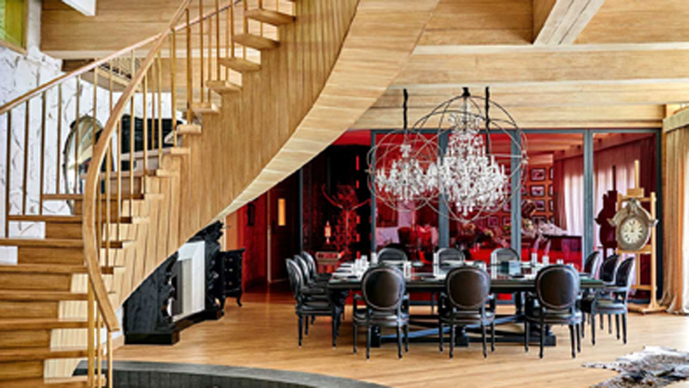 এই বাড়িটি ছাড়াও পুণেয় তাঁদের ফার্ম হাউস রয়েছে। সেটিও আক্ষরিক অর্থে প্রাসাদ। কমলা রঙের ইটালিয়ান মার্বেলের মেঝে। দেওয়ালে ভ্যান গঘ থেকে শুরু করে বিভিন্ন কিংবদন্তি শিল্পীর দুর্মূল্য ছবি। বাড়িতে লাগানো অধিকাংশ তাকলাগানো ঝাড়বাতি রাজা-মহারাজার কাছে কেনা।