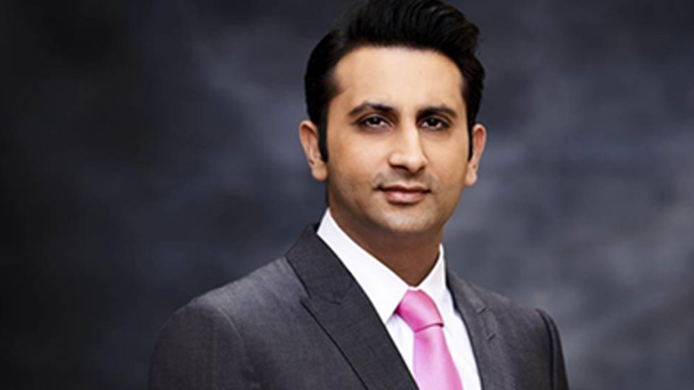 বড় ছেলে আদারের গাড়িশাল রোলস রয়েস, ফেরারি, মার্সিডিজ়, বেন্টলি, ল্যাম্বরঘিনি, হামারের মতো মহার্ঘ ব্র্যান্ডের আধুনিকতম মডেলে ঠাসা। সঙ্গে ‘ভিন্টেজ’ গাড়ির চোখ কপালে তোলা সম্ভার। আর ঘোড়াশালে সার দিয়ে দাঁড়িয়ে বহু রেসের ট্রফি জেতা অগুনতি ঘোড়া।