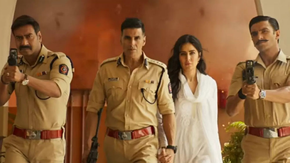 অক্ষয় কুমার, ক্যাটরিনা কইফ, রণবীর সিংহ, অজয় দেবগণ অভিনীত ‘সূর্যবংশী’ মুক্তি পাওয়ার কথা ছিল ২০২০ সালের মার্চে। কিন্তু অতিমারি পরিস্থিতিতে পিছিয়ে যায় মুক্তি। এ বছরের প্রথম অর্ধেই ছবিটির মুক্তি পাওয়ার কথা।