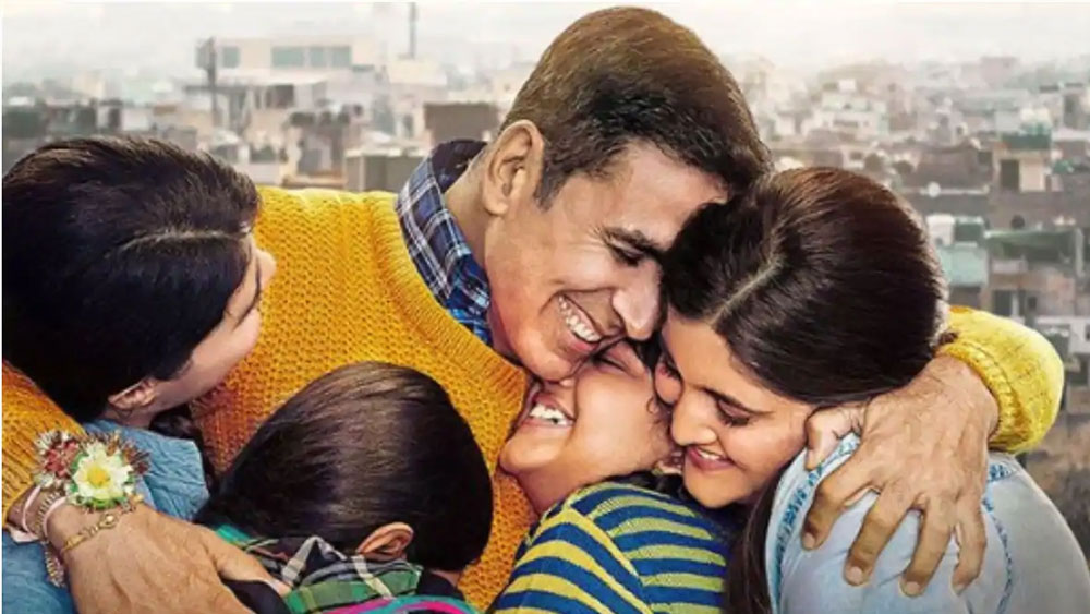 এ বছর নভেম্বরে মুক্তি পাবে অক্ষয়কুমারের ‘রক্ষাবন্ধন’। ভাই-বোনের মধুর সম্পর্ক নিয়ে তৈরি ছবিটি বোন অলকাকে উৎসর্গ করেছেন অভিনেতা। এই ছবিরও মুক্তি পিছিয়ে দিয়েছে অতিমারি।