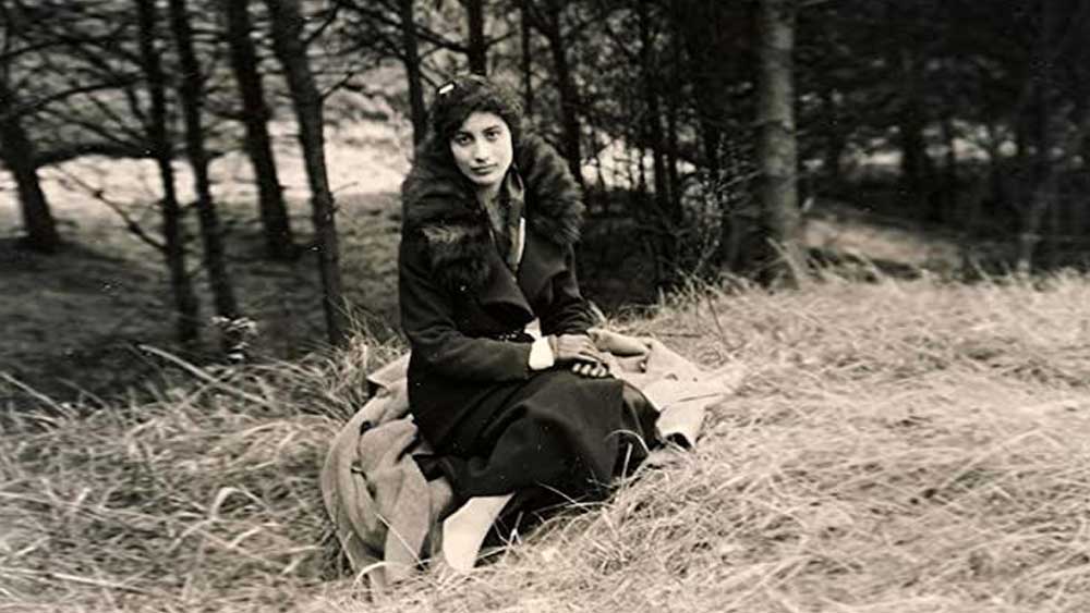 তার পরেই কনসেনট্রেশন ক্যাম্পে লুটিয়ে পড়েছিলেন নূর ইনায়ৎ খান। টিপু সুলতানের উত্তরসূরি এই সুন্দরীর বিরুদ্ধে অভিযোগ ছিল দ্বিতীয় বিশ্বযুদ্ধে ব্রিটিশদের হয়ে জার্মানির বিরুদ্ধে গুপ্তচরবৃত্তির।