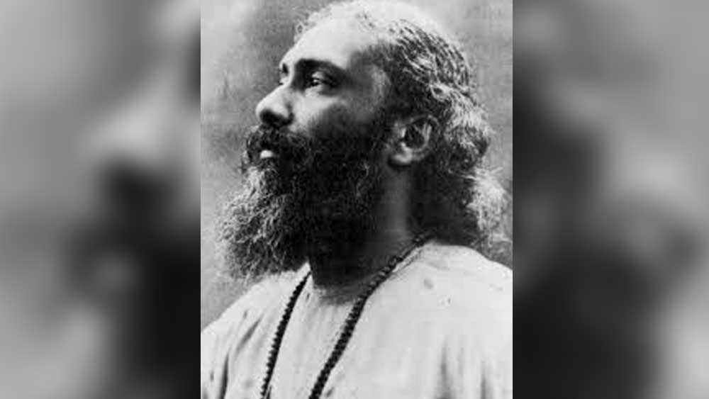 যুদ্ধ থেকে আলোকবর্ষ দূরে নূরের জন্ম হয়েছিল সুফিবাদের পরিবেশে। তাঁর বাবা ইনায়ৎ খান ছিলেন ধ্রুপদী সঙ্গীতশিল্পী। হায়দরাবাদের নিজামের কাছ থেকে ‘তানসেন’ উপাধি পাওয়া এই শিল্পী সুফিবাদকে নিয়ে গিয়েছিলেন পশ্চিমে।