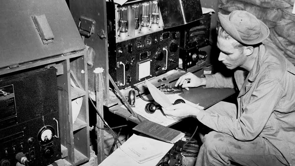 উইমেন্স অক্সিলিয়ারি এয়ারফোর্সে ওয়্যারলেস অপারেটর হিসেবে ৬ মাস প্রশিক্ষণ নেন তিনি। এক বছর পরে তিনি গোয়েন্দা বিভাগে চাকরি নেন। দ্বিতীয় বিশ্বযুদ্ধের সময় ব্রিটেনের তৎকালীন প্রধানমন্ত্রী প্রয়াত উইনস্টন চার্চিল বেশি গুরুত্ব দিয়েছিলেন মহিলাদের গুপ্তচর হিসেবে নিয়োগ করার ক্ষেত্রে।