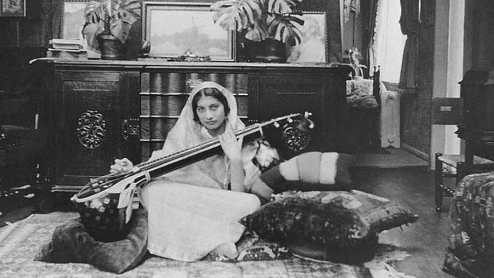 নূরের ভাই পরে সুফিসঙ্গীত সাধনাতেই নিজের জীবন কাটিয়েছিলেন। তবে জীবনভর তাঁর আক্ষেপ ছিল, কেন তিনি দিদিকে নিবৃত্ত করতে পারেননি। পরিবারকে ছেড়ে চলে যাওয়ার আগে নূরের কাছে সবথেকে কঠিন কাজ ছিল তাঁর মাকে জানানো। মাকে তিনি বলেছিলেন, তিনি আফ্রিকা যাচ্ছেন। পাশাপাশি, ঊর্ধ্বতন কর্তৃপক্ষের কাছে আবেদন করেছিলেন তাঁর অবস্থান ও কাজ যেন মাকে কোনওভাবেই জানানো না হয়। একমাত্র তাঁর মৃত্যুর পরই মাকে খবর দেওয়া হয়।