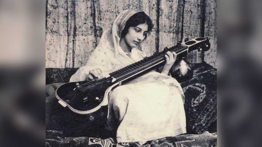 বিশ্বাসঘাতকতার শিকার নূর ধরা পড়ে যান ১৯৪৩ সালের ১৩ অক্টোবর। নাৎসিদের গোয়েন্দা বিভাগ বা এসডি বাহিনীর জেরার মুখে পড়তে হয় তাঁকে। তৎকালীন এসডি প্রধান কিয়েফের পরে স্বীকার করেছিলেন জেরায় নূরের মুখ থেকে তাঁর কাজ সংক্রান্ত কোনও কথা বলানো যায়নি। তিনি ক্রমাগত নিজের শৈশবের গল্প করে গিয়েছিলেন। বিভ্রান্ত করেছিলেন নাৎসি গোয়েন্দাদের।