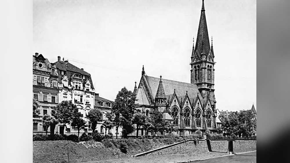 গ্রেফতার করার দেড় মাস পরে, ১৯৪৩ সালের ২৭ নভেম্বর নূরকে জার্মানি নিয়ে যাওয়া হয়েছিল। বন্দি করে রাখা হয়েছিল ফরঝেইম শহরের কারাগারে। তার আগে গেস্টাপো বাহিনীর কবল থেকে দু’বার পালানোর চেষ্টা করে ব্যর্থ হন নূর। তাই তাঁকে ‘অত্যন্ত বিপজ্জনক’ বন্দির তকমা দেওয়া হয়েছিল।