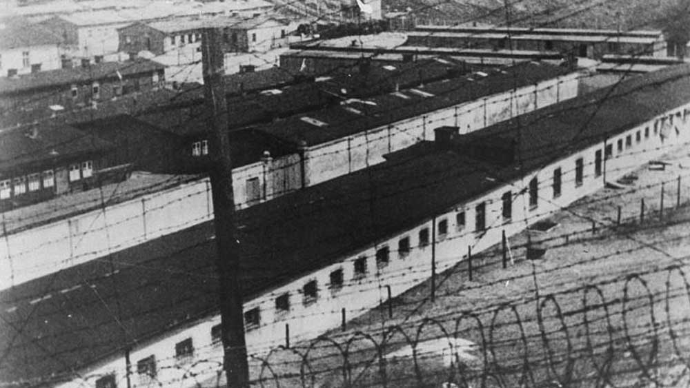 কারাগারে একটি সেলে একা বন্দি ছিলেন তিনি। হাতে এবং পায়ে ছিল শিকল। রাতের অন্ধকারে শৃঙ্খলবন্দি নূর চিৎকার করে কাঁদতেন। পরে সেই সময়কার অন্য বন্দিদের কাছে এই তথ্য পেয়েছিলেন নূরের জীবনীকাররা। তার মধ্যেও অন্য বন্দিদের বলে যেতে পেরেছিলেন তাঁর প্রকৃত পরিচয়। জানিয়ে গিয়েছিলেন লন্ডনে তাঁর মায়ের ঠিকানা।