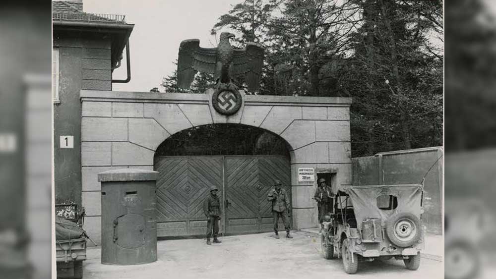 ফরঝেইম থেকে নূরকে নিয়ে যাওয়া হয়েছিল ডাকাউ কনসেনট্রেশন ক্যাম্পে। ১৯৪৪ সালের ১৩ সেপ্টেম্বর ভোরবেলা নূর-সহ মোট চারজন মহিলাকে নাৎসিদের বিরুদ্ধে গুপ্তচরবৃত্তি করার অপরাধে গুলি করে হত্যা করা হয়। মৃত্যুর পরে তাঁদের শরীর থেকে সব গয়না খুলে নিয়েছিল নাৎসিরা।