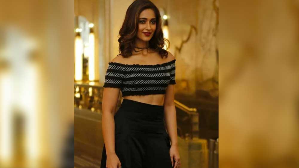 এক বার হোটেলেই মার্ক রবিনসনের সঙ্গে ইলেয়ানার আলাপ করিয়ে দেন ওই ম্যানেজার। এর পর রবিনসনের সঙ্গে কথা বলে ইলেয়ানার ধীরে ধীরে মডেলিংয়ের প্রতি আগ্রহ তৈরি হয়। মার্ক তাঁকে পোর্টফোলিয়ো তৈরির পরামর্শ দেন।