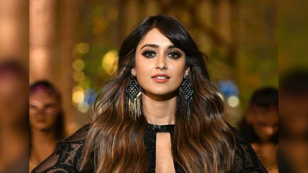 ক্লাস টুয়েলভে পড়ার সময় থেকেই স্থানীয় স্পা এবং অন্য সংস্থার হয়ে মডেলিং শুরু করেন ইলেয়ানা। সে সময় নিজের একটি পোর্টফোলিয়ো তৈরি করে মার্ক রবিনসনের সঙ্গে দেখা করেন তিনি। কিন্তু প্রথম দর্শনেই সেই পোর্টফোলিয়ো বাতিল করে দেন মার্ক। বলেন, ছবিতে যা দেখাচ্ছে তার থেকে ইলেয়ানা অনেক বেশি সুন্দরী।