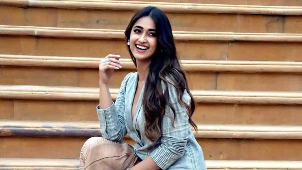 এর পর পেশাদারকে দিয়ে পোর্টফোলিয়ো তৈরি করান ইলেয়ানা। তার পর কাজ পেতে সমস্যা হয়নি। গোয়া থেকে কেরিয়ারের স্বার্থে তিনি চলে যান মুম্বই। পর পর বিজ্ঞাপনে কাজ পেতে থাকেন ইলেয়ানা। বিজ্ঞাপনে তিনি কাজ করেন রাকেশ রোশনের সঙ্গেও। রাকেশের সুবাদে ইলেয়েনার পরিচয় হয় বেশ কয়েক জন পরিচালক ও প্রযোজকের সঙ্গে। কিন্তু বেশ কিছু দূর কথা এগিয়েও হিন্দি ছবিতে অভিনয় অধরা ছিল বহুদিন।