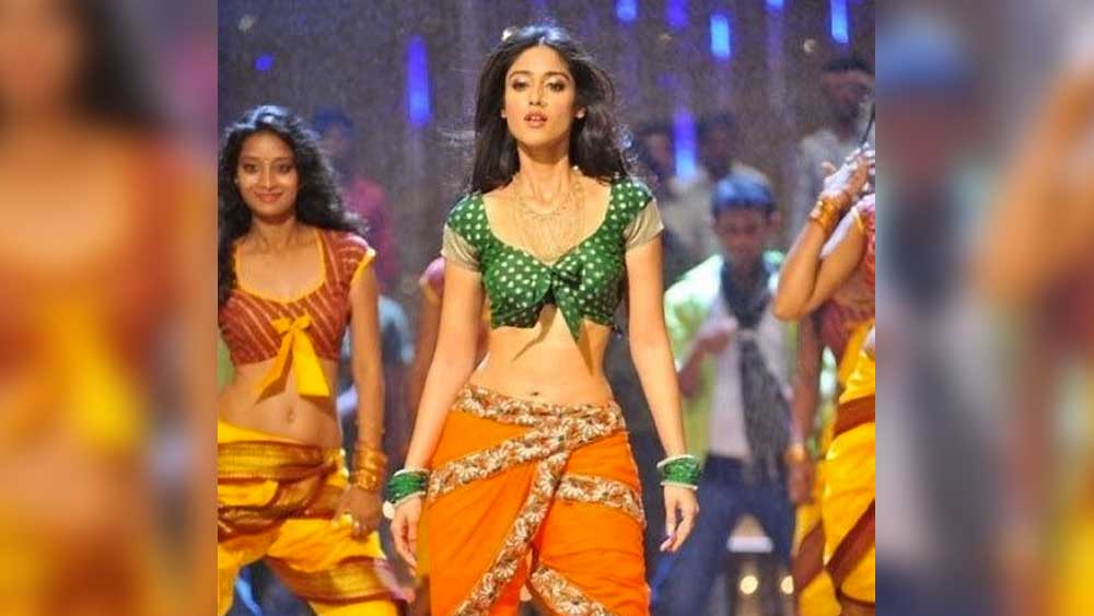 মডেলিংয়ের পাশাপাশি অভিনয়ের একটা ছোটখাটো কোর্স করেন ইলেয়ানা। ২০০৬ সালে তিনি সুযোগ পান দক্ষিণী ইন্ডাস্ট্রিতে অভিনয়ে। সে বছরই মু্ক্তি পায় তাঁর প্রথম ছবি, তেলুগু ইন্ডাস্ট্রিতে ‘দেবদাসু’। ছবিতে রাজি হওয়ার প্রধান কারণ ছিল বিদেশে দেড় মাস শ্যুটিং পর্ব। পাশাপাশি পারিশ্রমিকও ভাল ছিল।