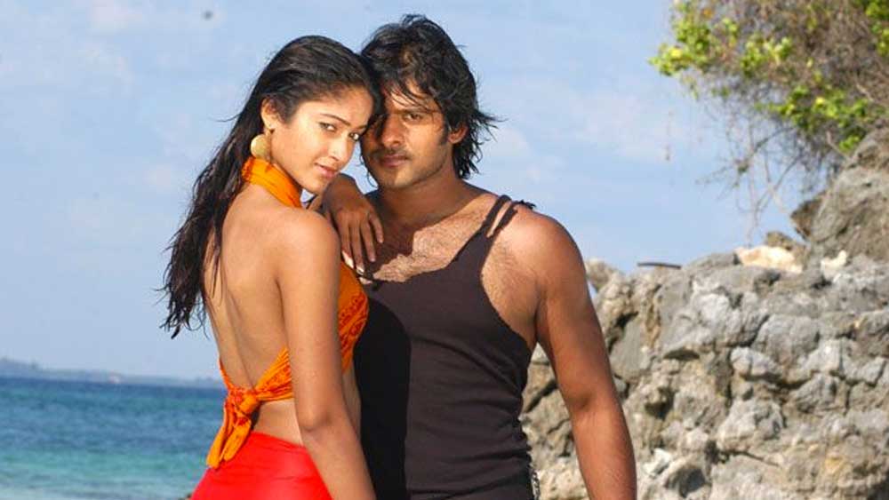 সে সময়ে দক্ষিণী ইন্ডাস্ট্রিতে একাধিক নায়কের সঙ্গে তাঁর সম্পর্কের গুঞ্জন শোনা গিয়েছিল। তাঁদের মধ্যে অন্যতম প্রভাস। তবে প্রথমে তাঁরা দু’জনেই এই গুঞ্জন অস্বীকার করেছেন।