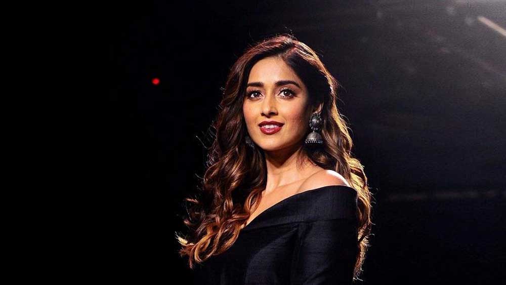 পরে ইলেয়ানা জানিয়েছিলেন, ওই দৃশ্যে শ্যুট করা তাঁর কাছে যথেষ্ট চ্যালেঞ্জিং ছিল। তবে অজয় দেবগণও যে তাঁকে সহজ হয়ে অভিনয় করতে সাহায্য করেছিলেন, সে কথাও জানিয়েছেন তিনি। অজয়ের সঙ্গে তাঁর জুটিও দর্শকদের পছন্দ হয়েছিল।