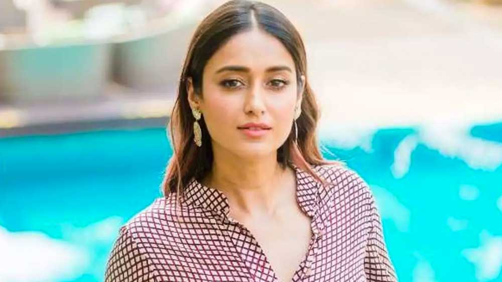 অভিনয়ের গুণমানের সঙ্গে আপস না করলেও ইন্ডাস্ট্রি তাঁকে প্রত্যাখ্যান করেছে, আক্ষেপ ইলেয়ানার। তাঁর অভিযোগ, কোনও নায়ক বা পরিচালক বা প্রযোজকের প্রেমিকা না হওয়ার জন্য বহু ছবি থেকে শেষ মুহূর্তে তিনি বাদ পড়েছেন। এর ফলে তিনি অবসাদেরও শিকার হয়ে পড়েন।