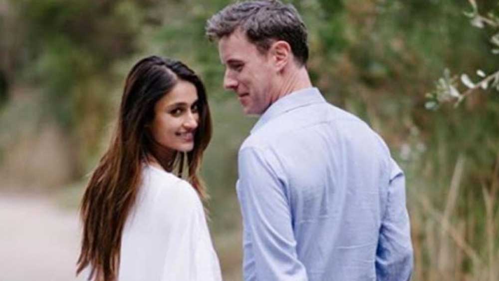 ইন্ডাস্ট্রির বাইরে অস্ট্রেলীয় ফোটোগ্রাফার অ্যান্ড্রু নিবোনের সঙ্গে দীর্ঘ দিন প্রেমের সম্পর্কে ছিলেন ইলেয়ানা। সোশ্যাল মিডিয়ায় অ্যান্ড্রুকে তাঁর স্বামী বলেও পরিচয় দিতেন নায়িকা। অনুরাগীরা ধরে নিয়েছিলেন, তাঁদের গোপনে বিয়ে হয়ে গিয়েছে। তাঁর ভারী চেহারা দেখে গুঞ্জন ছড়িয়েছিল, তিনি কি সন্তানসম্ভবা? সব জল্পনা উড়িয়ে দেন ইলেয়ানা নিজেই। ২০১৯ সালে শোনা যায় তাঁদের বিচ্ছেদের খবরও।